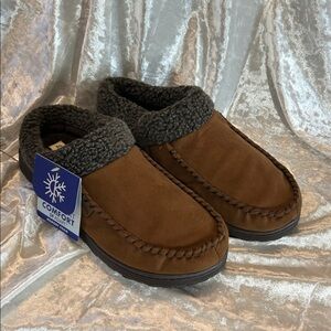 NWT MENS DEARFOAMS SLIPPERS M 8-9